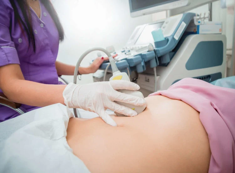 Thai ngoài tử cung bị vỡ là một trong nhiều nguyên nhân gây tràn máu phúc mạc