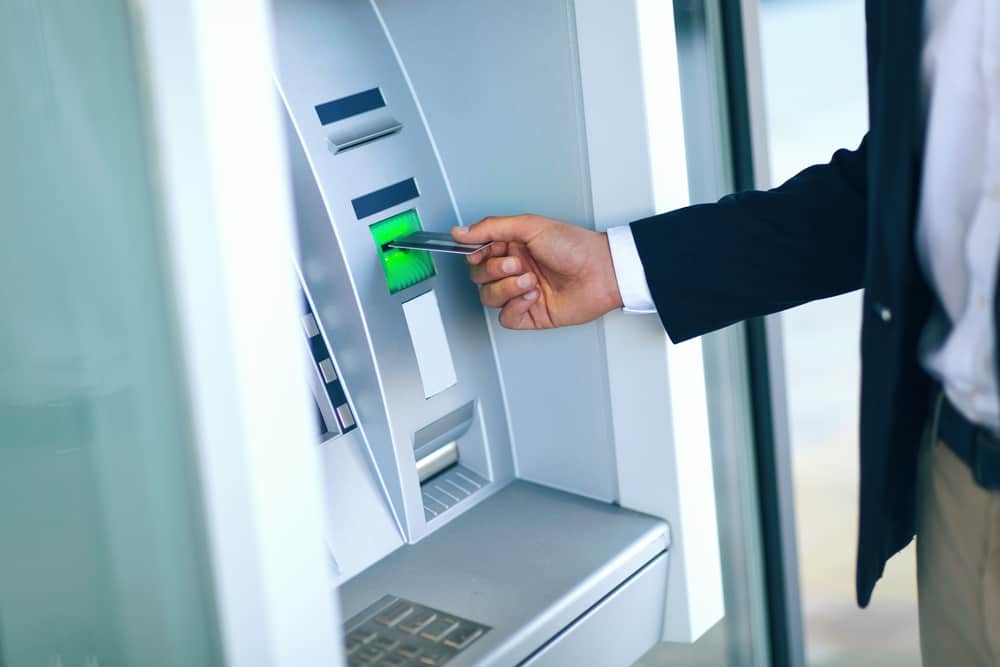 Dùng thẻ ATM rút tiền 
