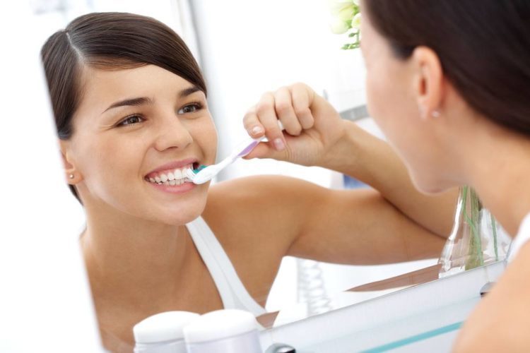 Đánh răng ngăn ngừa họng nổi nốt đỏ