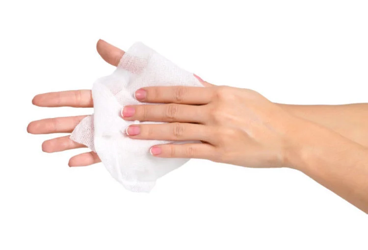 Cách chữa ra mồ hôi tay bằng khăn lau chứa cồn