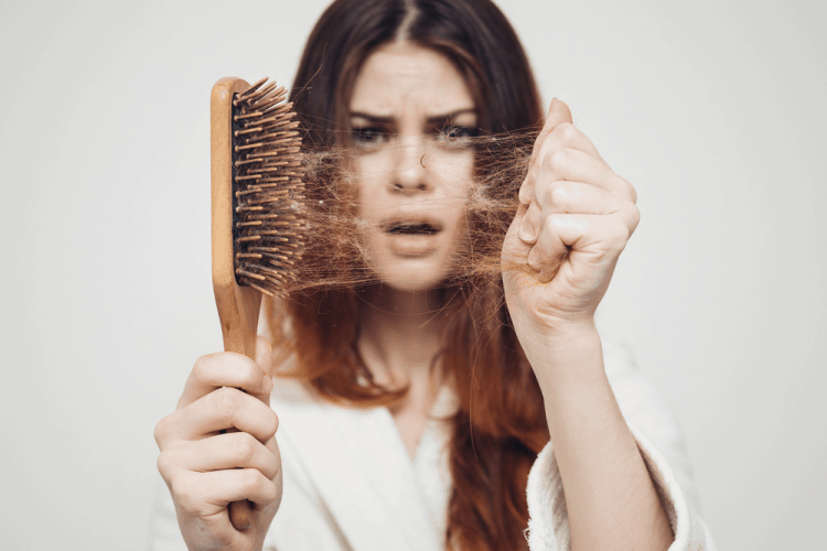phụ nữ rụng tóc
