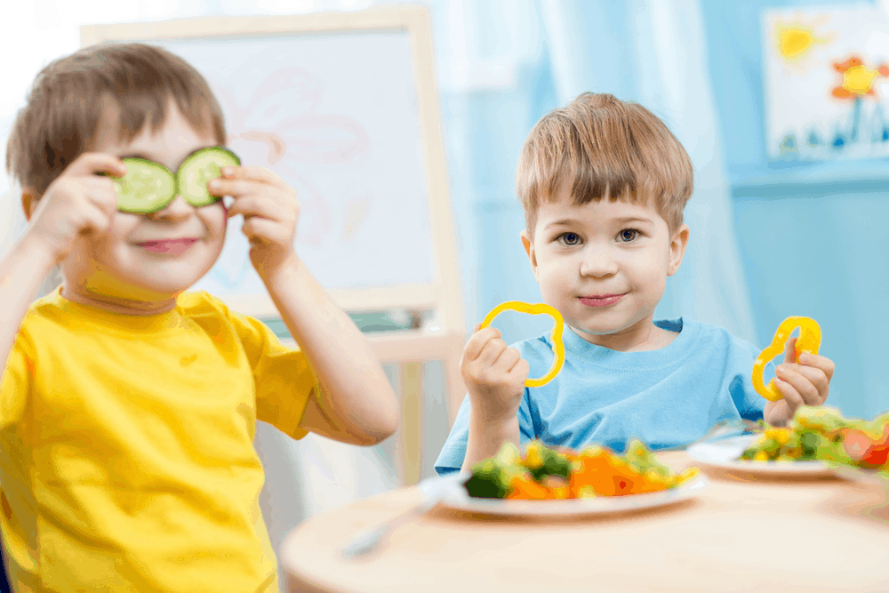 ăn thức ăn dinh dưỡng để chăm sóc mắt cho trẻ