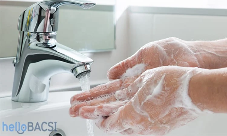 sai lầm khi rửa mặt là không rửa tay