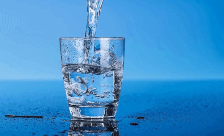 Uống nước giúp trẻ hóa da