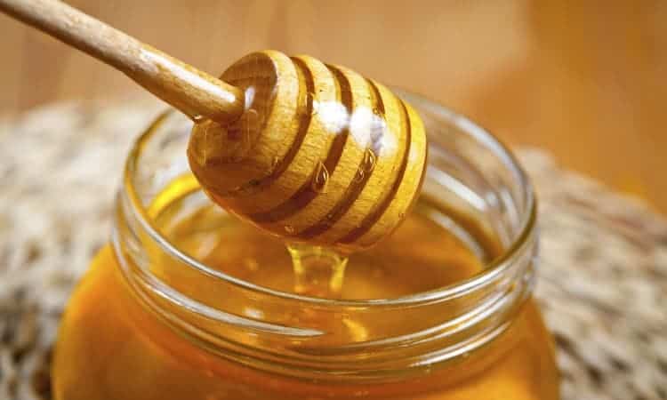 Cam và mật ong làm sạch mụn cám