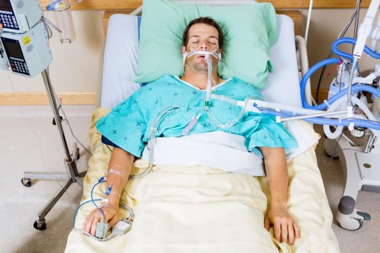 Người bị thiếu hụt pseudocholinesterase thường phải dùng máy thở sau phẫu thuật