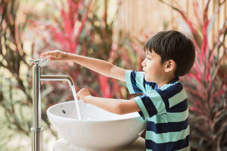 rửa tay giúp phòng ngừa viêm họng cấp ở trẻ em