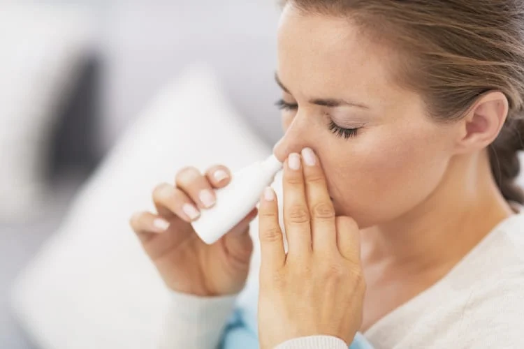 Lam dụng thuốc xịt mũi là nguyên nhân gây viêm mũi do thuốc