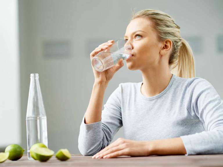 Uống nhiều nước là cách chống dị ứng