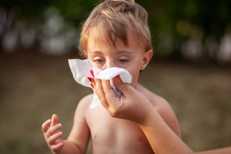 vệ sinh mũi cho trẻ bị viêm tai giữa