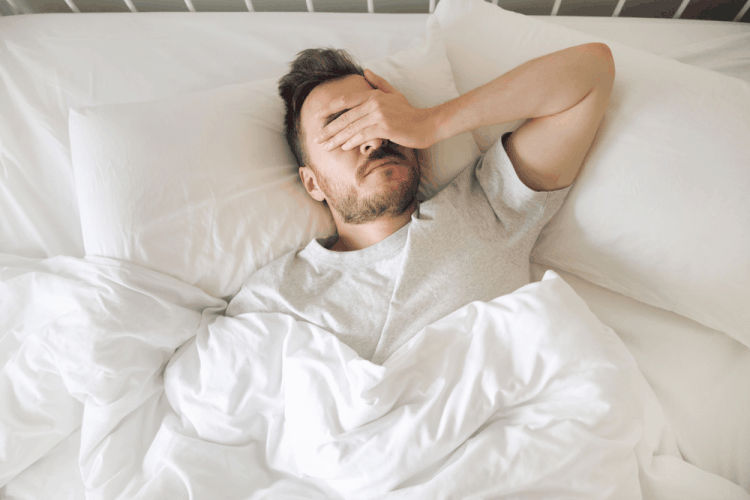 người đàn ông đau đầu vì mất ngủ do tinh trạng mãn dục ở nam