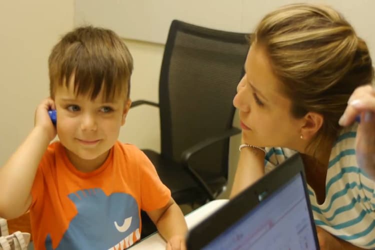 Sophie Gareau và con trai Auguste thử nghiệm cấy ghép thính giác thân não có thể giúp trẻ nghe được.