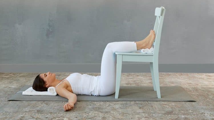 Bài tập yoga giúp ngủ ngon: tư thế gác chân lên ghế