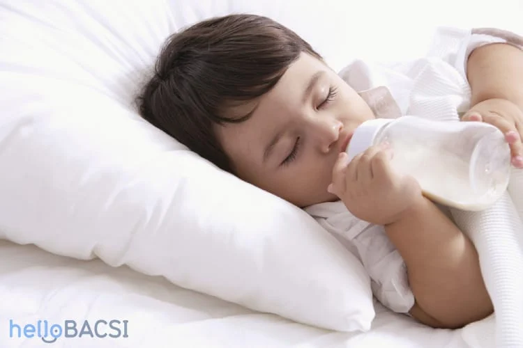 bú bình khi ngủ là nguyên nhân gây sâu răng ở trẻ em