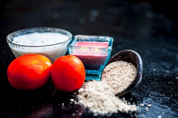 tác dụng của cà chua với da mặt: dưỡng ẩm cho da khô