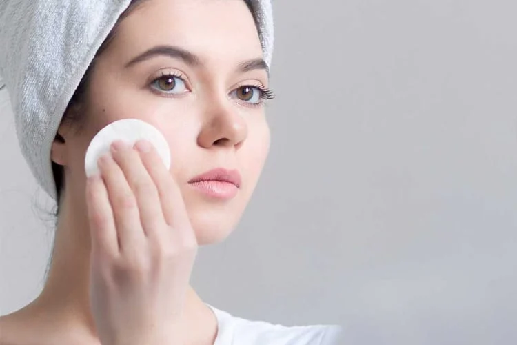 Khi rửa mặt, hạn chế lau mặt quá mạnh, hãy dùng bông hoặc dùng khăn mềm, sạch để thấm dần