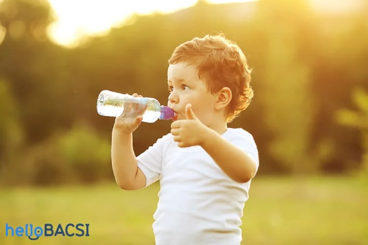 Trẻ bị ho đờm cần phải uống nhiều nước