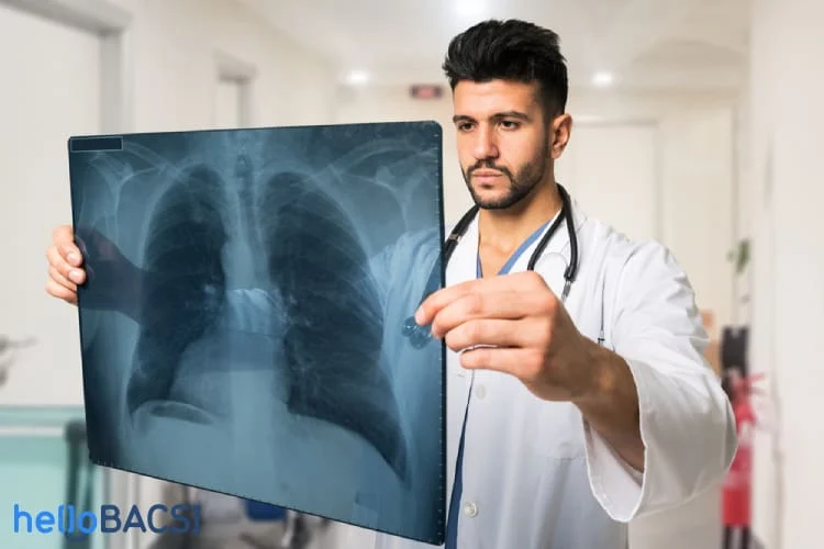 bác sĩ kiểm tra các bệnh về phổi cho bệnh nhân