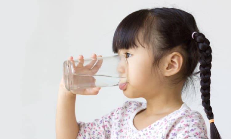 Uống nhiều nước giúp giảm calo hấp thụ và giảm rủi ro tăng cân