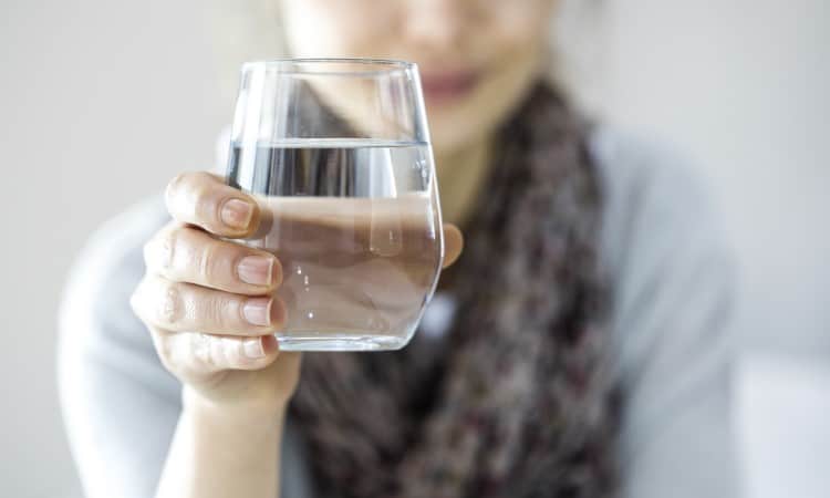Uống nước trước bữa ăn có thể làm giảm sự thèm ăn