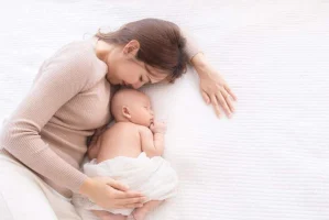 Có nên cho trẻ bú khi ngủ?