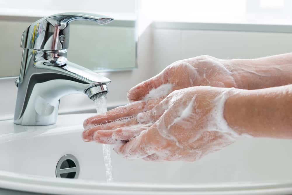 Rửa tay trước khi dùng nước mắt nhân tạo