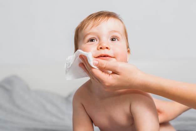 rửa mặt cho trẻ bị mụn sữa