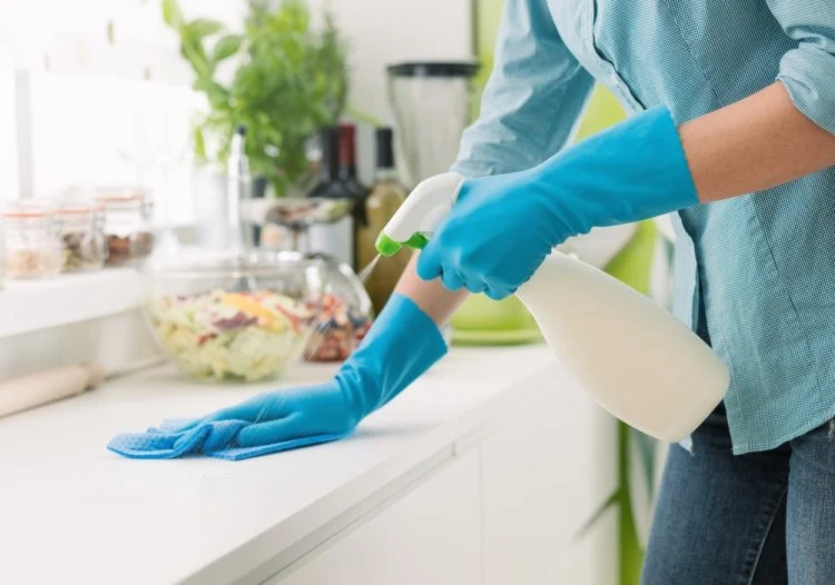 vệ sinh nhà cửa định kỳ để bảo vệ da nhạy cảm