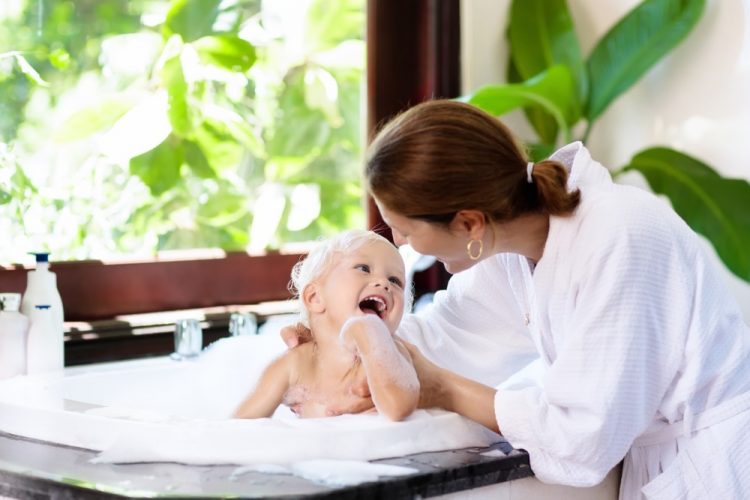 tắm cho bé bằng nước ấm để chăm sóc da cho trẻ sơ sinh