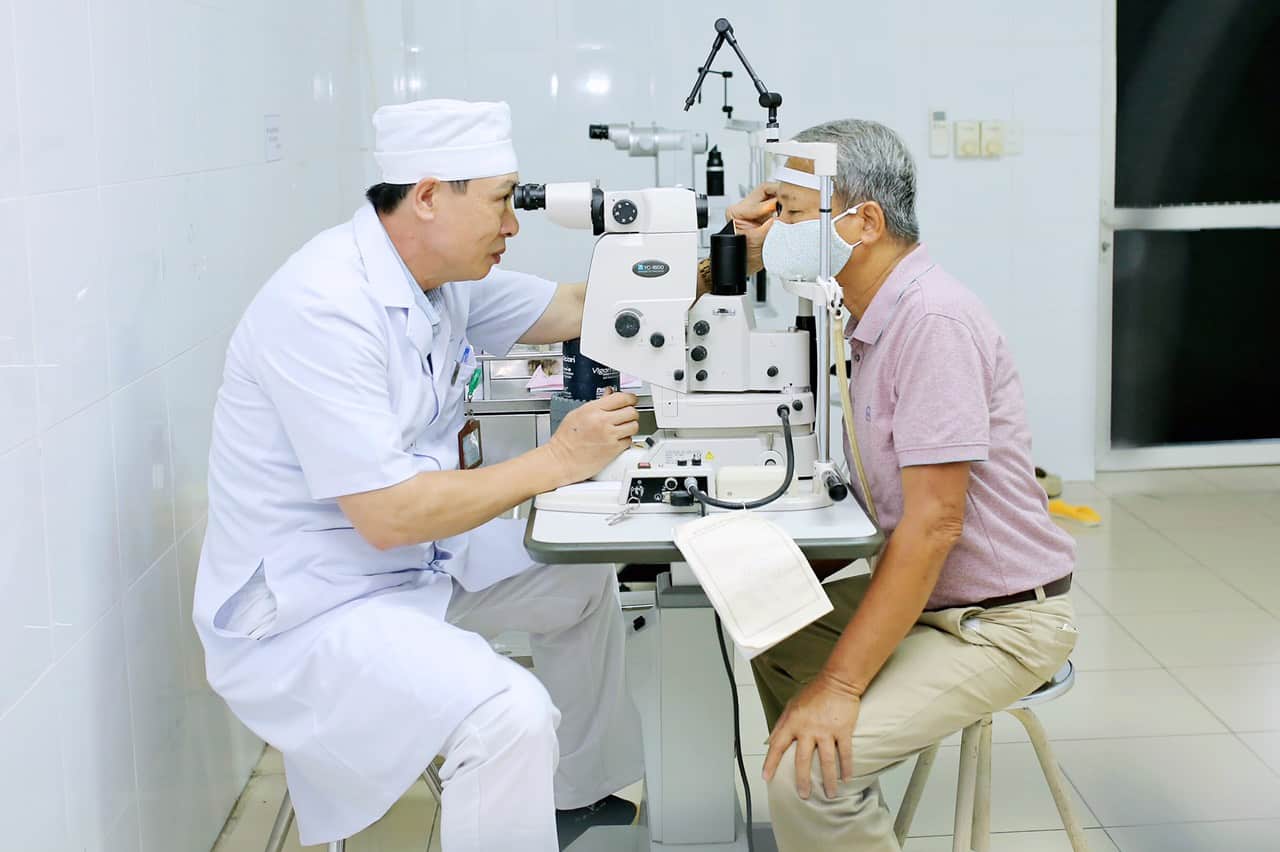 Khám mắt định kỳ phòng ngừa lão hóa mắt