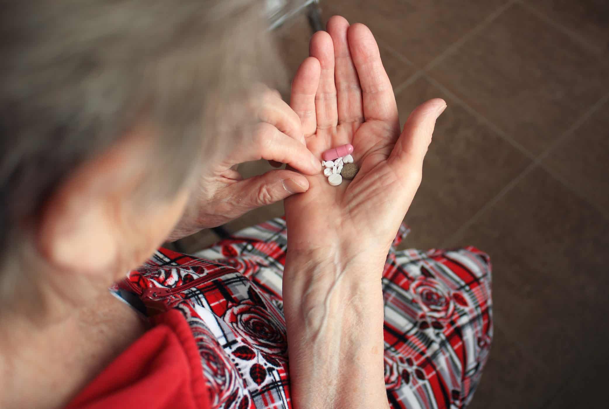 Dùng thuốc giảm đau kháng viêm cho người cao tuổi 