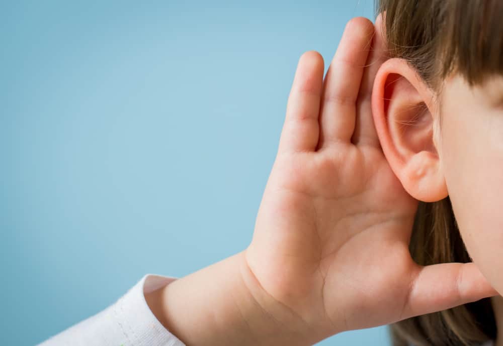 dấu hiệu trẻ khiếm thính