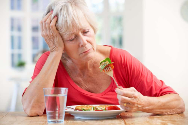 Suy dinh dưỡng ở người lớn tuổi: Tình trạng phổ biến nhưng dễ bị ngó lơ