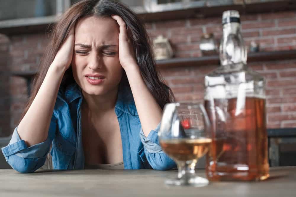 Tại sao uống rượu lại đau đầu 1