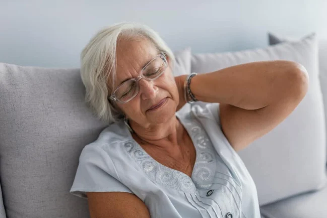 Nhận biết triệu chứng các bệnh xương khớp thường gặp ở người cao tuổi