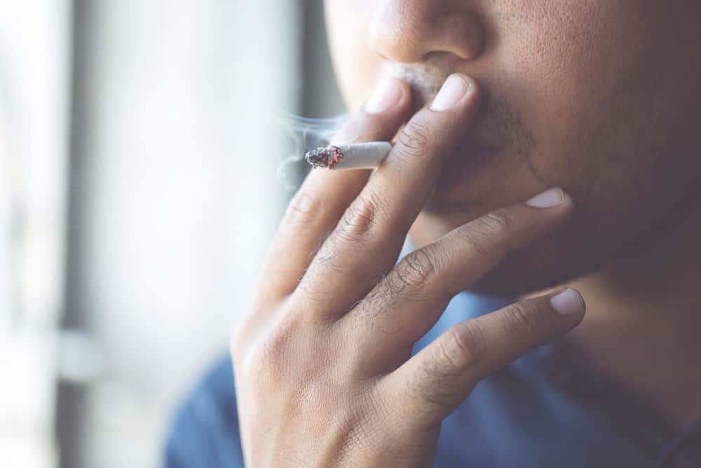 Hút thuốc lá dễ gây khởi phát bệnh hen suyễn ở người lớn