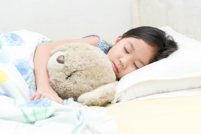 Trẻ 6 tuổi khó ngủ về đêm: Tại sao và bố mẹ cần làm gì để giúp con?