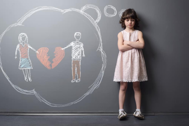 Bố mẹ ly hôn, trẻ nên sống với ai? Giành quyền nuôi con như thế nào?