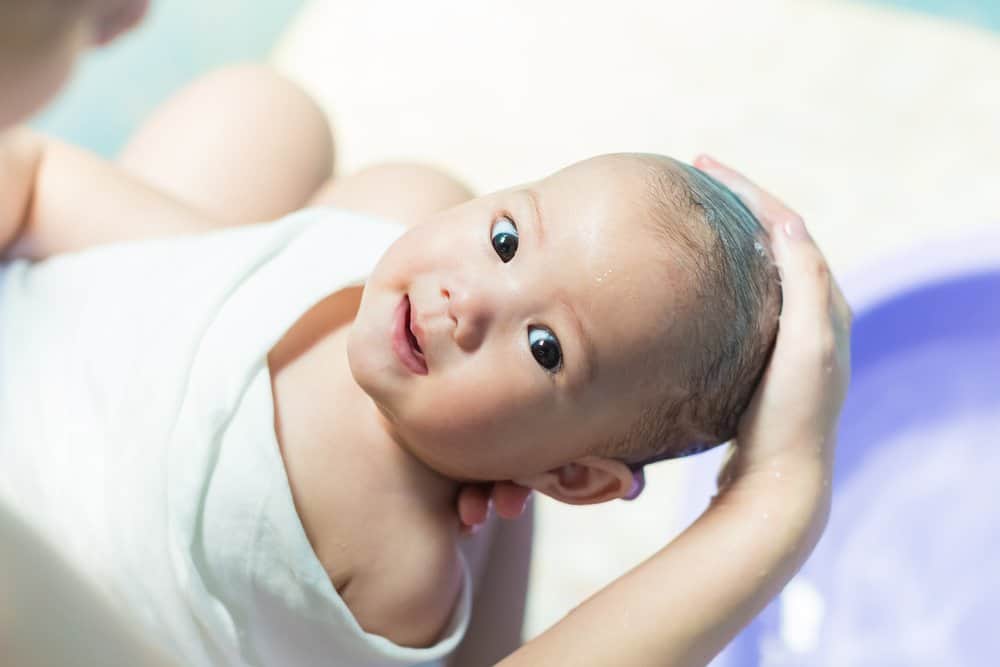 Lựa chọn các loại dầu gội, sữa tắm phù hợp để chăm sóc da cho bé