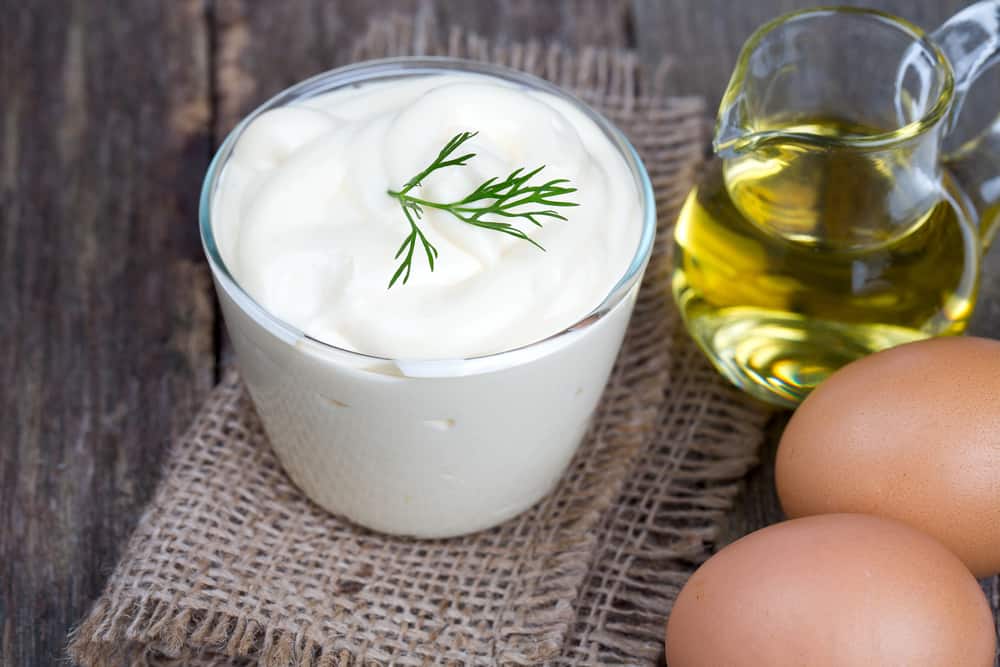 mặt nạ dưỡng tóc khô với trứng, oliu và mayonnaise