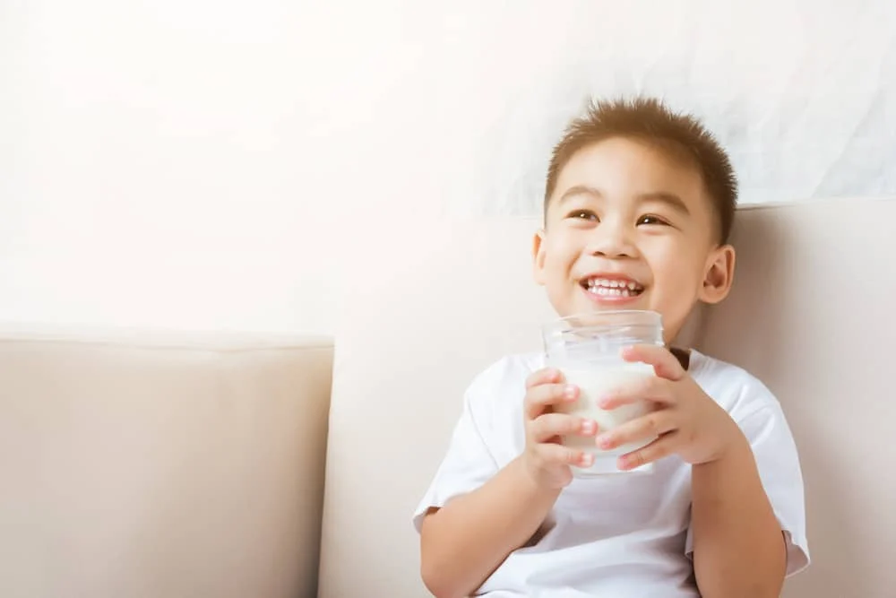 trẻ 1 tuổi uống bao nhiêu sữa mỗi ngày