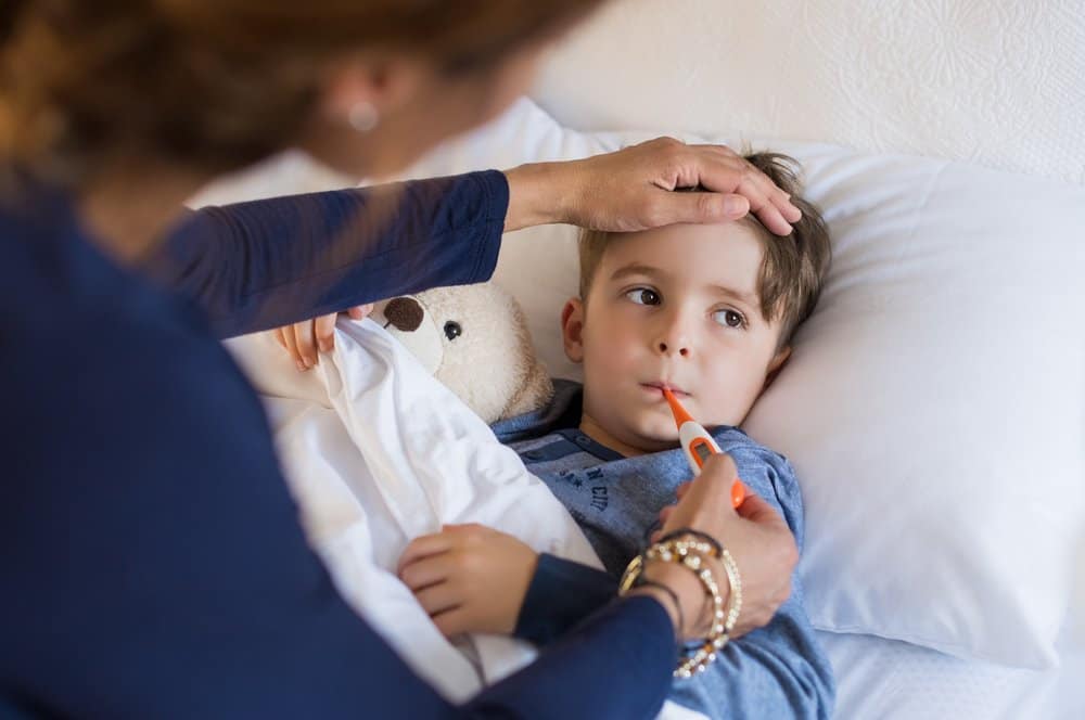 Bé bị sốt không rõ nguyên nhân: Bố mẹ nên chăm sóc con thế nào?