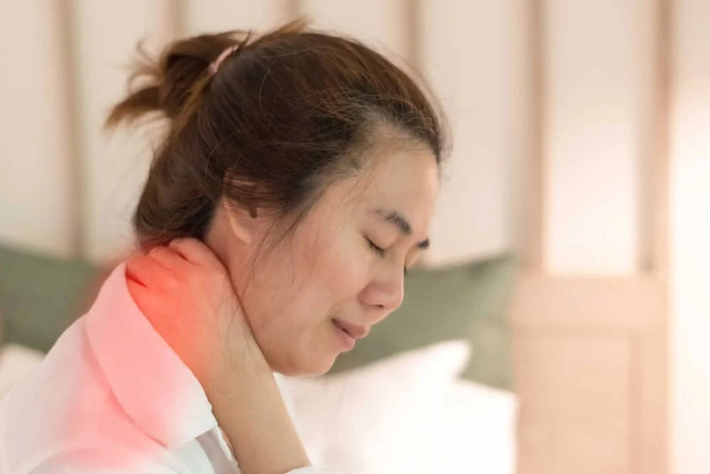 đau cổ là triệu chứng thoái hóa đốt sống cổ phổ biến nhất