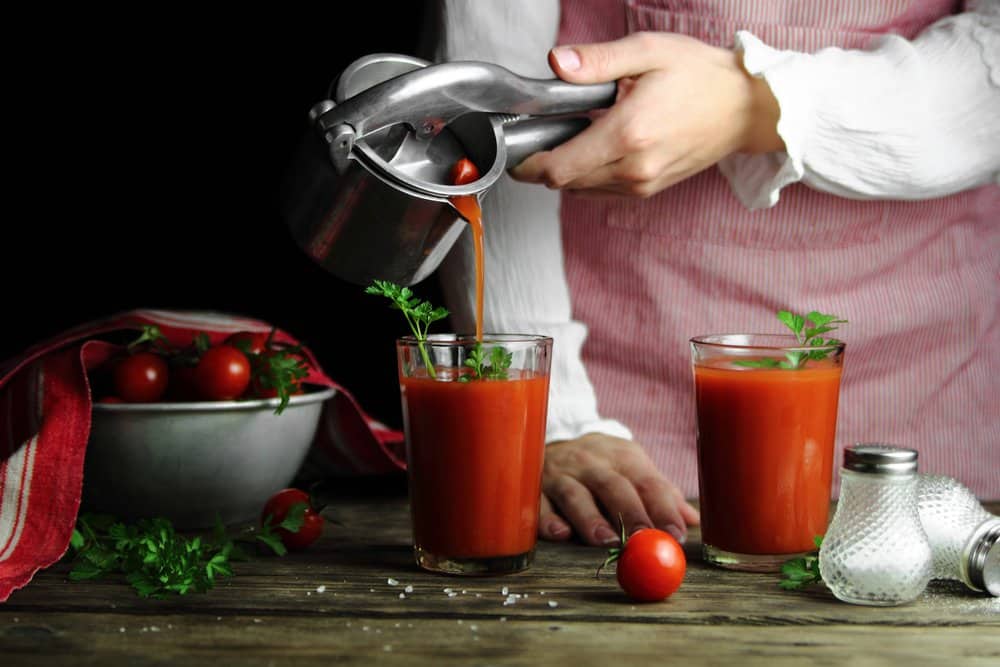 Hỏi đáp chuyên gia: Uống nước ép cà chua mỗi ngày có tốt không?