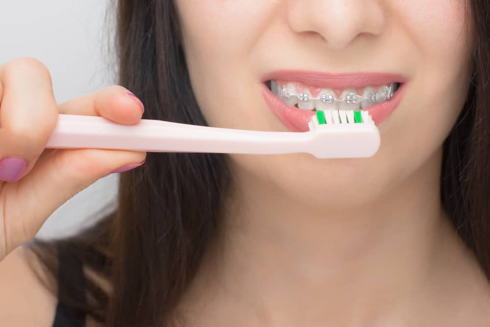 vệ sinh răng miệng trước khi dùng sáp nha khoa