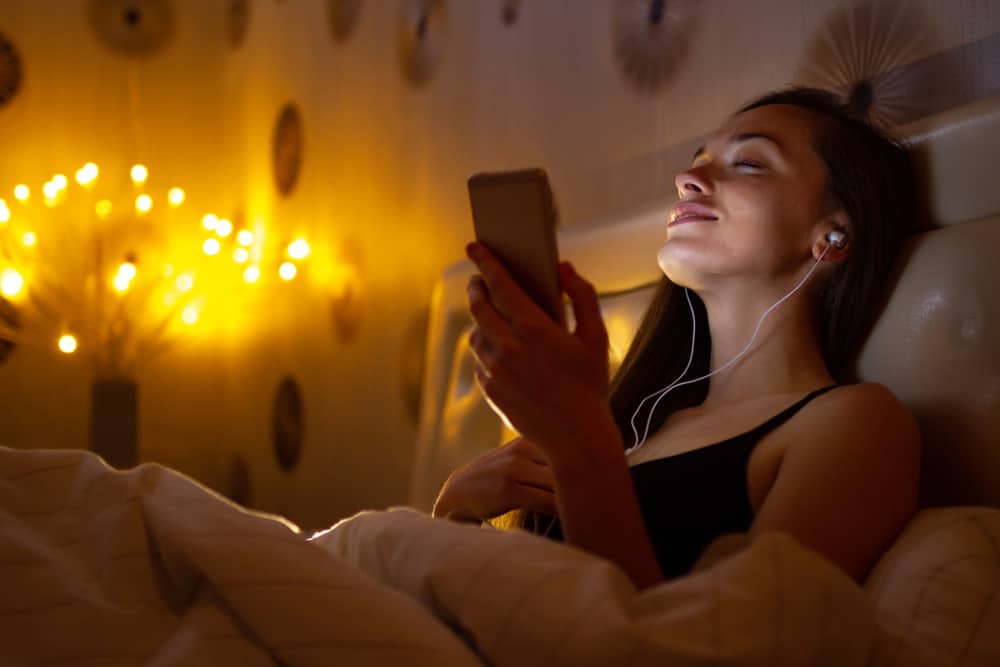 hạn chế ngủ mơ thường xuyên bằng cách nghe nhạc nhẹ