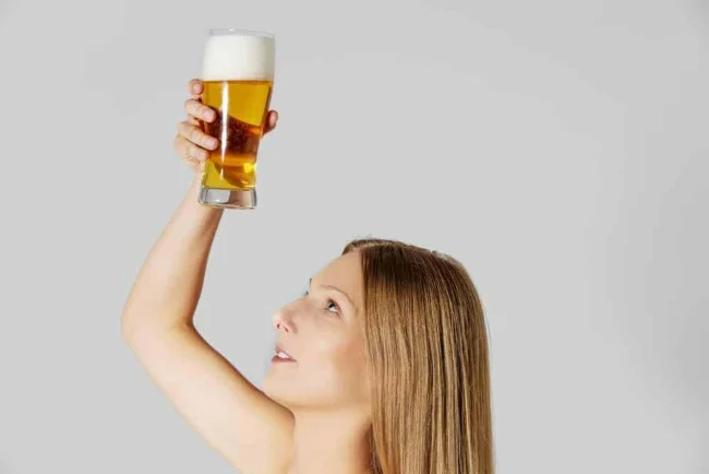 TOP 6 cách trị gàu bằng bia hiệu quả đến khó tin