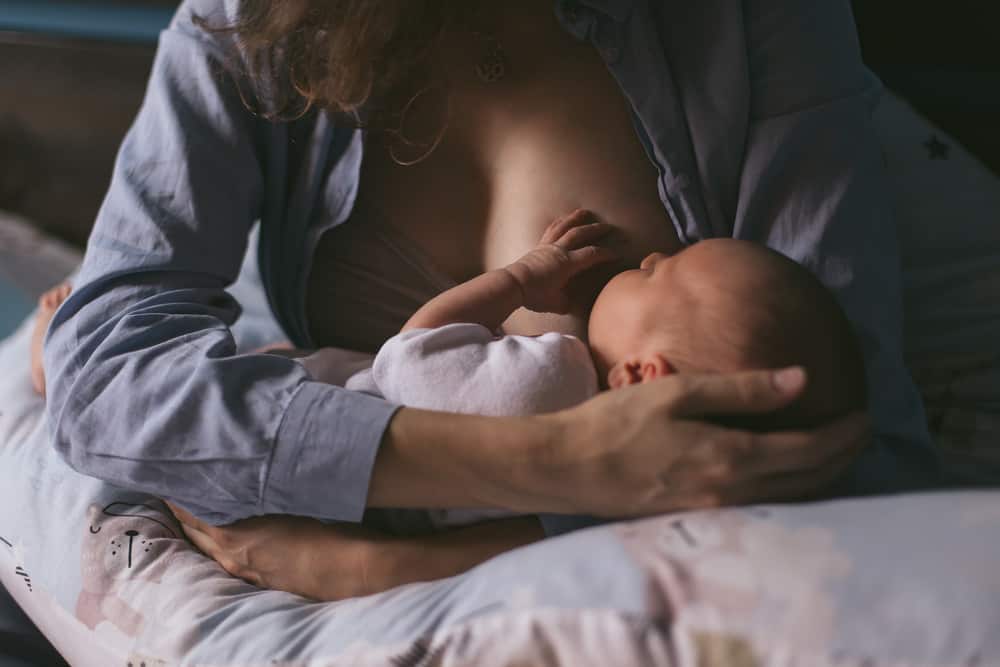 Cách trị ho cho trẻ sơ sinh: Cho trẻ bú thường xuyên