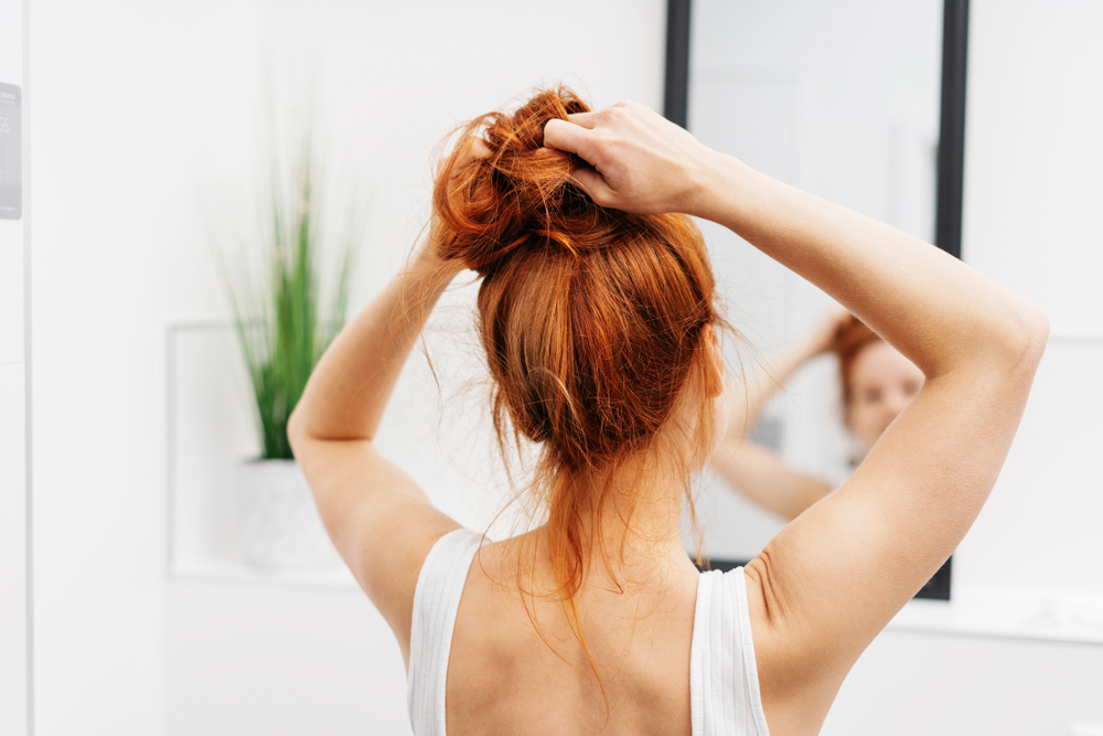 cách chăm sóc tóc uốn khi ngủ: buộc tóc