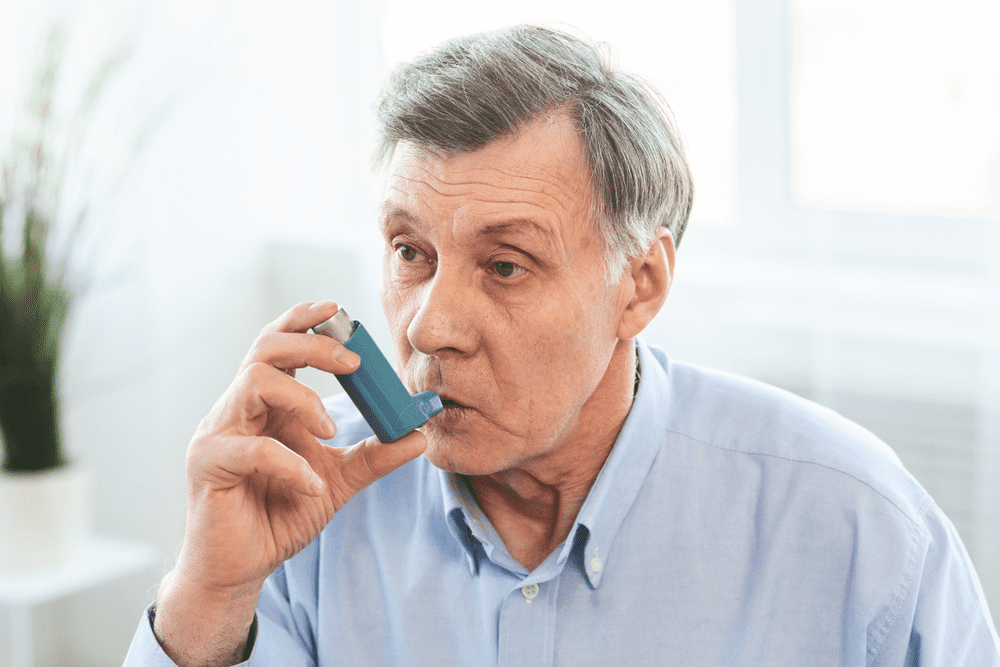khắc phục bệnh khó thở ở người già - dùng thuốc hít